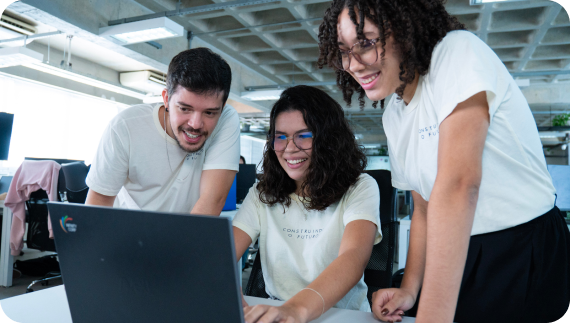 Participantes do Programa Go Builders IA trabalhando em um notebook
